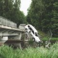FOTOD | Eestis filmiti populaarse Serbia maffiaseriaali võtmestseen: keeruliste filmitrikkidega autoavarii, auto lendas sillalt vette