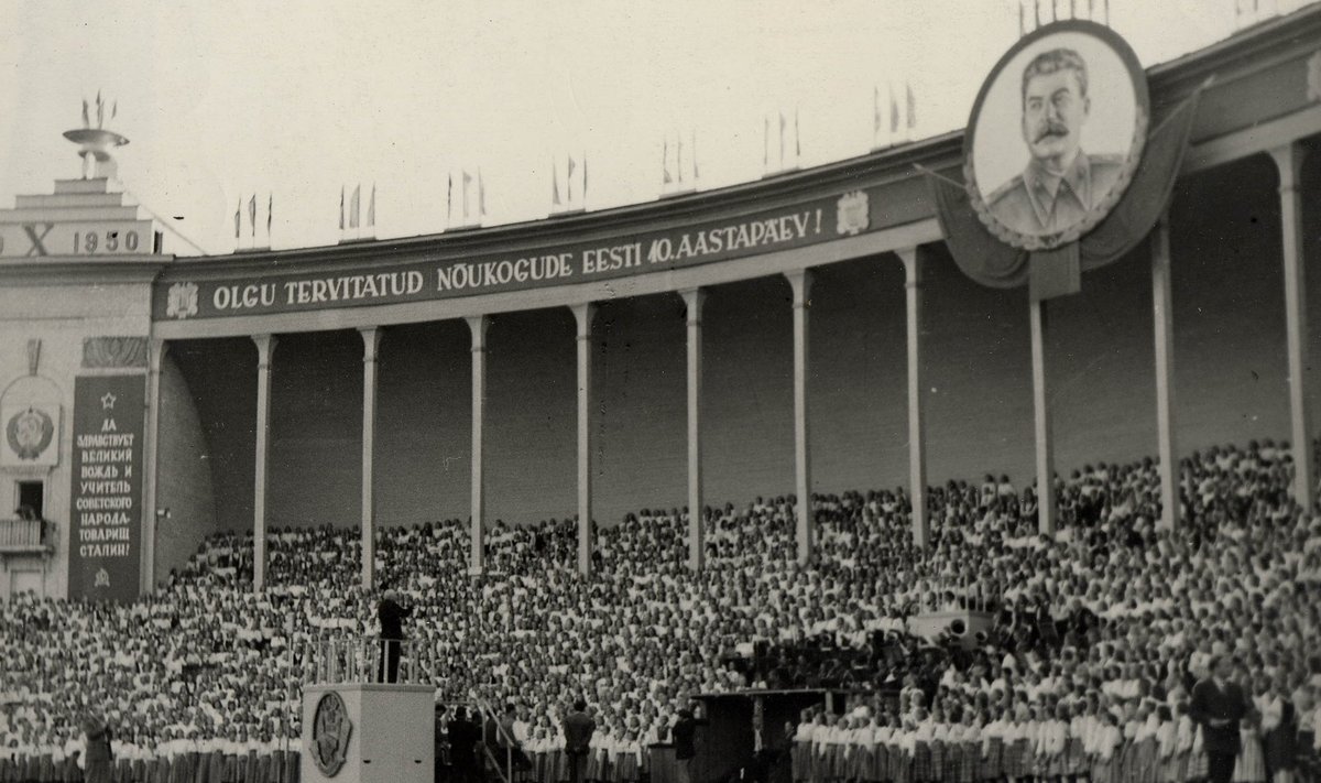 1950. aastal toimunud laulu- ja tantsupidu on kõigist pidudest kõige süngem ning ideologiseeritum. Stalinistlikud repressioonid ja sovetiseerimine olid haripunktis. Toimus sundkollektiviseerimine, aasta enne laulu- ja tantsupidu toimus märtsiküüditamine.