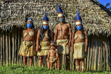 SELLINE TASE: Isegi Kolumbia rahvarõivastes indiaanlased poseerivad nüüd maskides. Ladina-Ameerikas möllab pandeemia eriti hullusti.