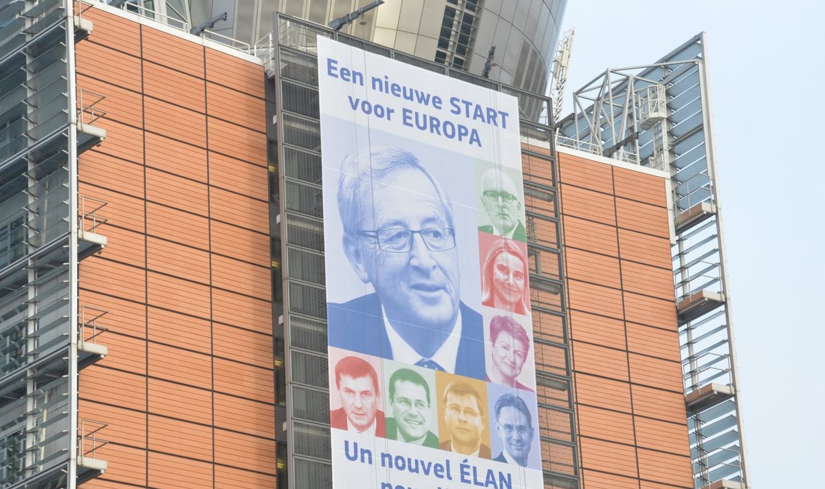 Andrus Ansipi foto ripub uhkelt Euroopa Komisjoni maja fassaadil koos teiste Junceri-komisjoni liikmete piltidega.