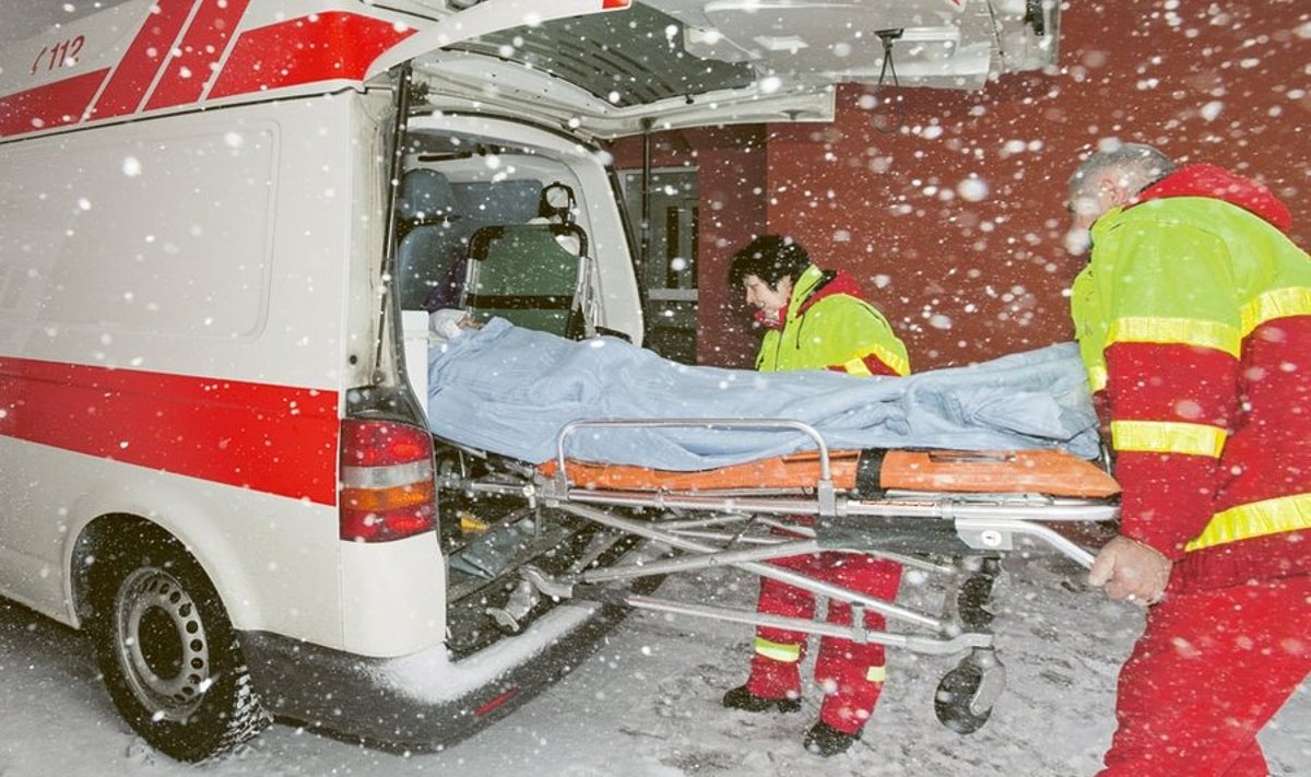 Teenus iga ilmaga: SA Jõgeva Haigla erakorralise meditsiini juhtivõde Ene Viitkin ja kiirabi tehnik Aivar Kaha toimetavad patsienti haiglasse.