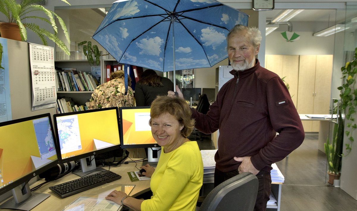 Keskkonnaagentuuri juhtivsünoptik Taimi Paljak tööl. Vihmavarju hoidis pildistamise ajal tema kohal teine Valgetähe kavaler, klimatoloog Ain Kallis.