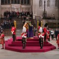 VIDEO | Otseülekanne Westminster Hallist katkestati: minestas üks valvuritest, kokku kukkus ka kuninganna sugulane