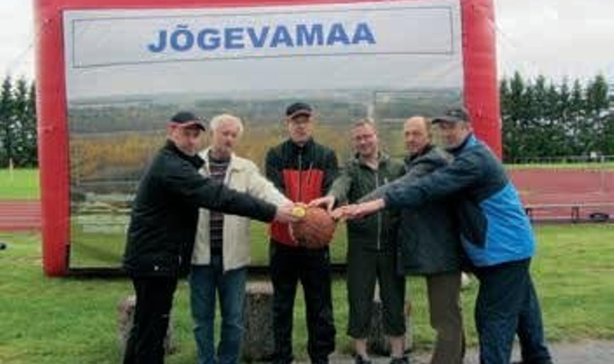 Omavalitsusjuhid ja Jõgevamaa SL Kalju tegevjuht (paremal) Tabivere staadionil.