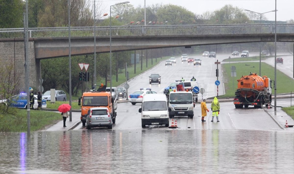 FOTOD: Uputuse tõttu seisab liiklus Laagna teel - Delfi