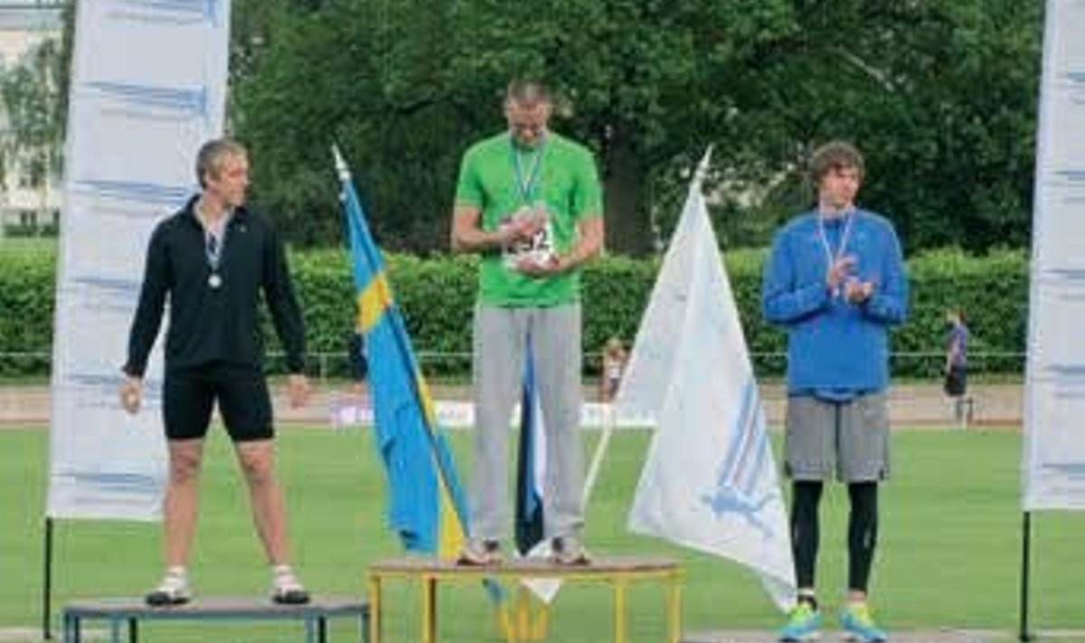 Eesti juunioride ja noorsoo meistrivõistlustel Rakveres juunioride kettaheite autasustamine. Pronksmedalikoha saavutas Kristjan Rosenberg (paremal).