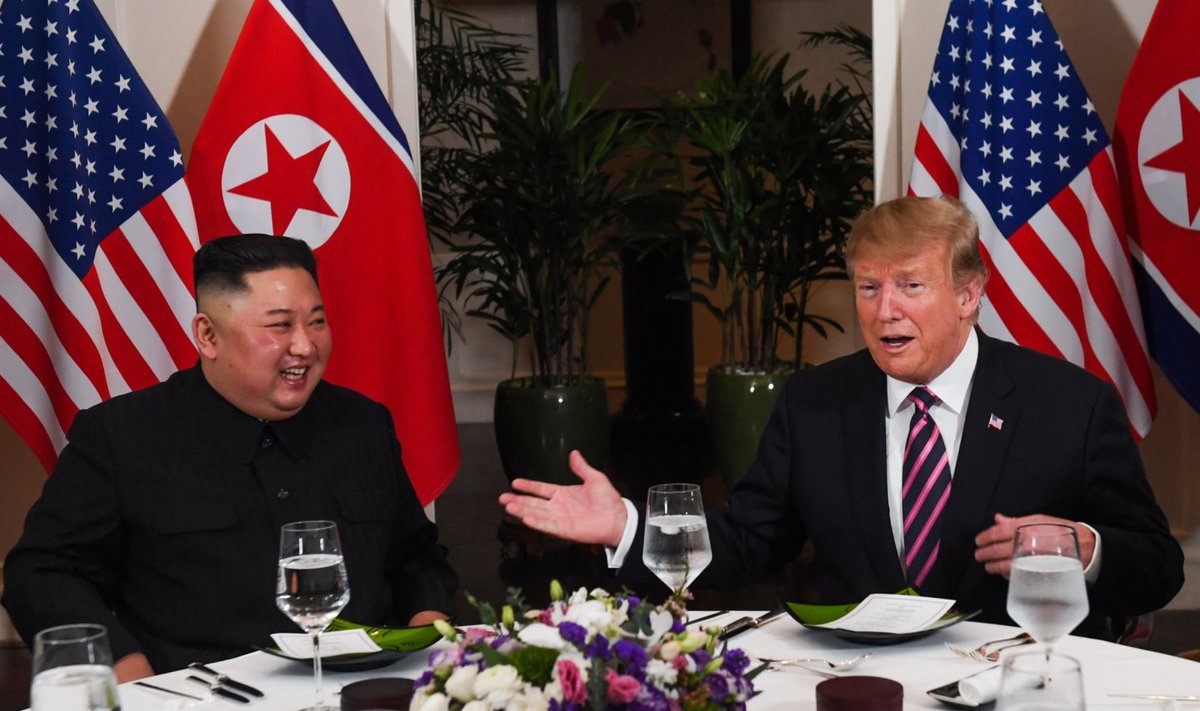 Põhja-Korea juht Kim Jong-un ja USA riigipea Donald Trump sel nädalal Hanois õhtusöögil. 