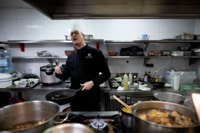 Austraallasest tippkokk Paul Smart Hanoi hotelli restorani köögis. 