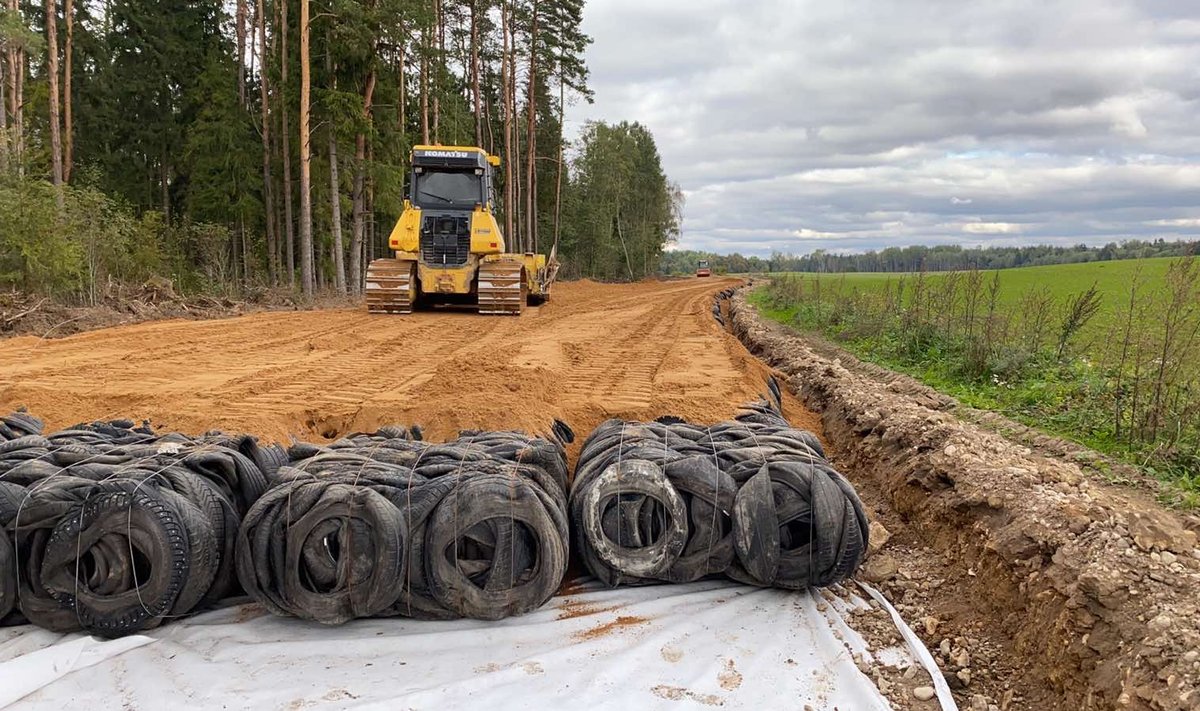Kaitseinvesteeringute keskuse tellimusel valmis möödunud aastal Tapal Eesti esimene teelõik, mille ehitamiseks kasutati vanu rehve.