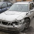ФОТО DELFI: Saab со шведскими номерами устроил ДТП в центре Таллинна и скрылся, разыскиваются три человека