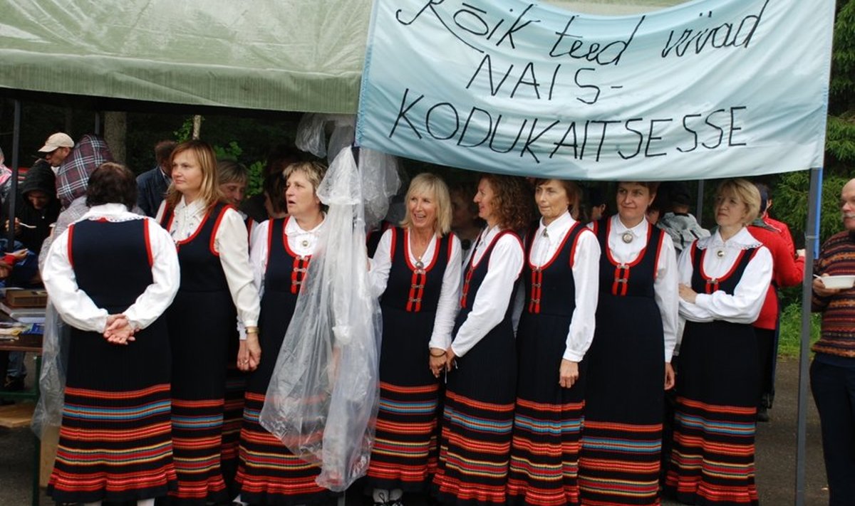 Esmakordselt publiku ees esinenud Kehtna naisrühm vihmavarjus. Foto: Toivo Niinemets