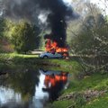 FOTOD: Raasikul tehnilisest rikkest süttinud auto põles maani maha