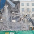 FOTOD: Maja lammutamine täitis Tallinna südalinna paksu tolmuga