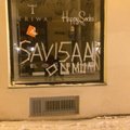 FOTOD: Frustratsiooni väljendus? Tallinna vanalinnas kleebiti öösel poe aknale Keskerakonna juhti sõimav ebatsensuurne lause