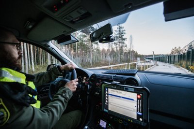 Sõidame üle pontoonsilla, mis on ehitatud soisele alale.