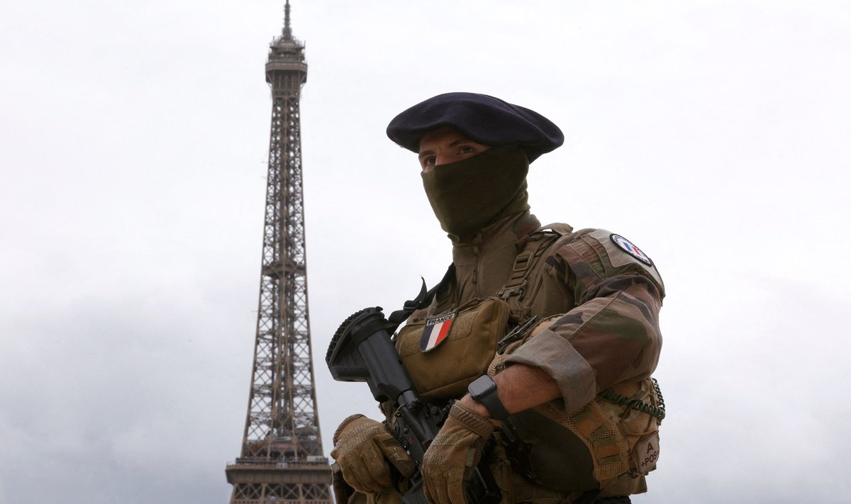 Французский солдат охраняет район Трокадеро перед Эйфелевой башней, поскольку Франция находится в состоянии повышенной готовности к терроризму.
