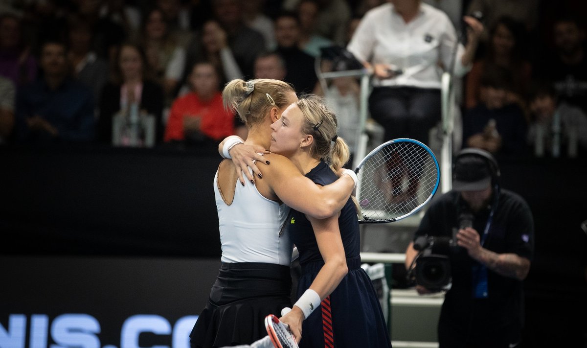 Anett Kontaveit embamas poolfinaali järel Kaia Kanepit.