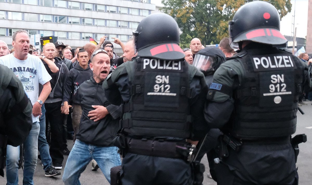Paremäärmuslikud protestijad sattusid esmaspäeval Chemnitzis politseiga konflikti, kuid väidetavalt jõudis just politseist nende kätte arvatava välismaalasest tapja vahistamisorder.