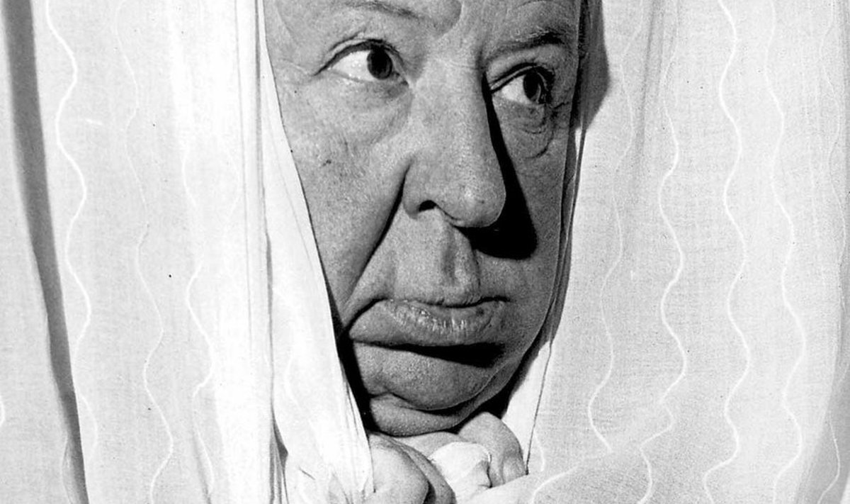Piilub kardina vahelt: Alfred Hitchcock 1966. aastal Londonis Claridgesi hotellis.