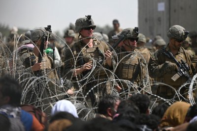USA sõdurid eile Kabuli lennujaamas. Okastraadi taga ootavad afgaanid. 
