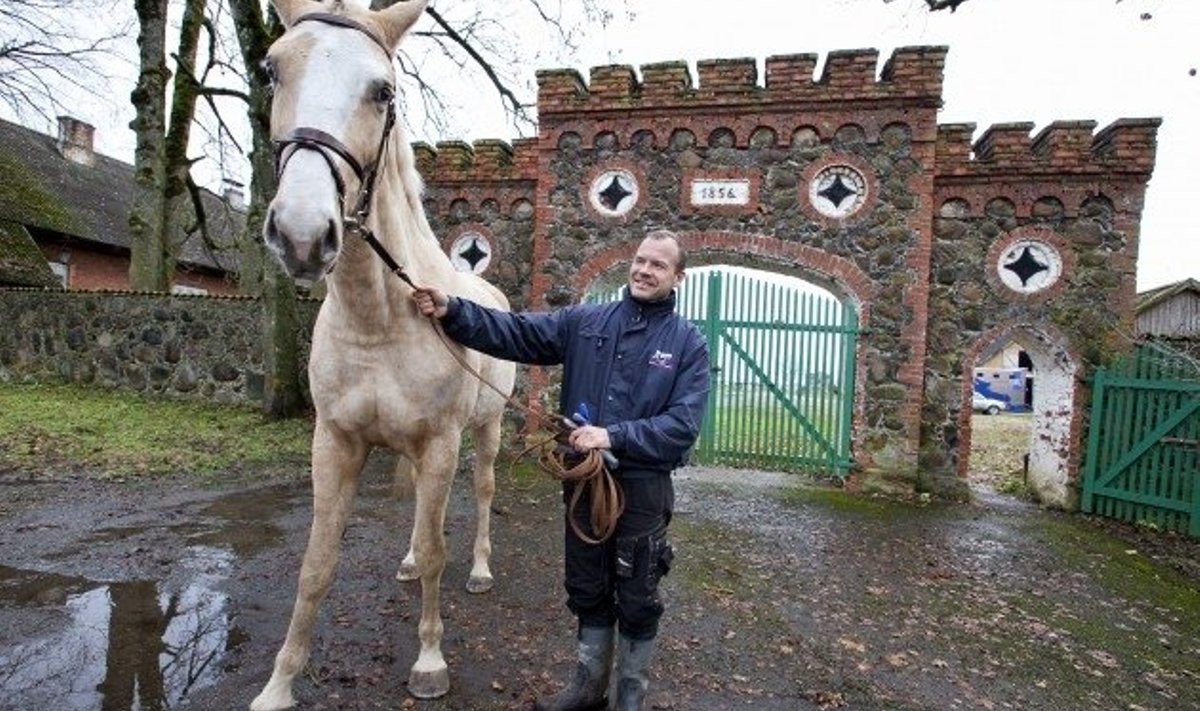 Imre Sams koos mära Orsellaga Tori hobusekasvanduse väravas.