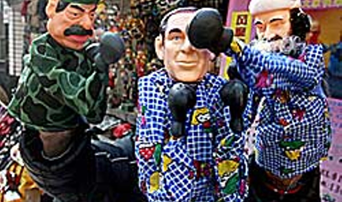 KOLM FOLKLOORSET TEGELAST:  Pekingi tänavakaubitseja meelitab kundesid poksivate nukkudega, mis kujutavad Saddam Husseini (vasakul), George W. Bushi (keskel) ja Osama bin Ladenit (paremal). Tsivilisatsioonide kokkupõrge Hiina lihtrahva teatris. Bush saab kere peale. Pilt tehti 2003 aastal 14. detsembril. AFP