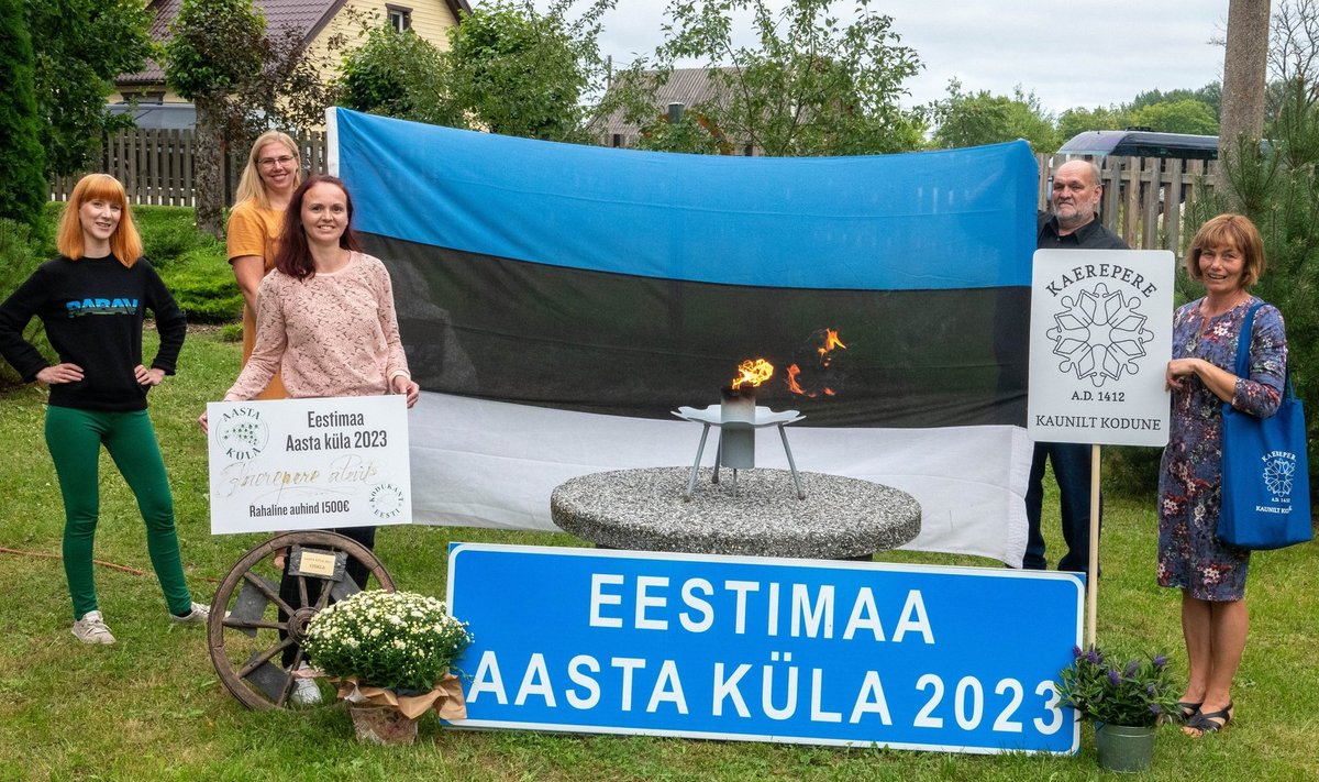 Aasta küla tiitli väljakuulutamisele Sadalas läksid Kaerepere esindajad väikese ekipaaži ja ühe autoga, nii et lõpuks oli keeruline auhindugi ära mahutada. Pildil Teele Ojasalu, Marita Seemer, Leaanyka Leisson, Toivo Matkevicius, Vilge Saareoks.