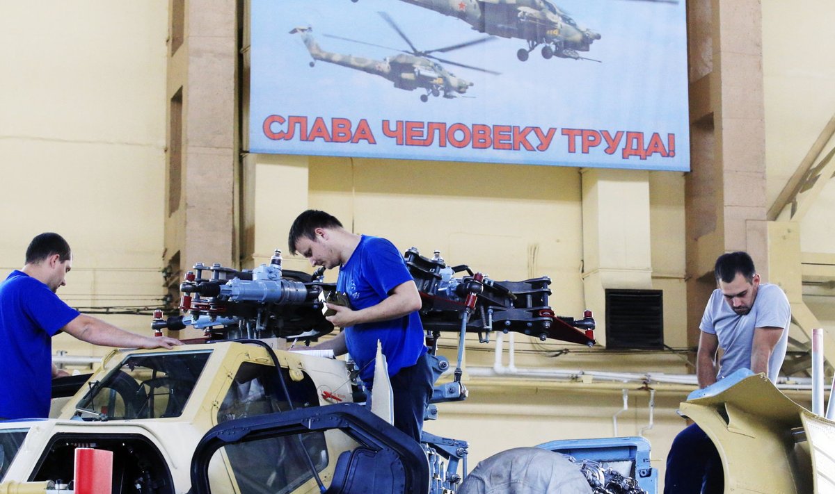 Mil Mi-28N helikopterite koostajad Rostvertoli tehases Rostovis Doni ääres.