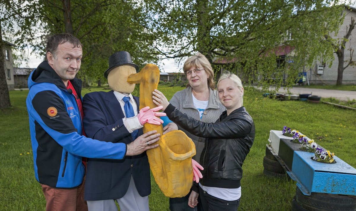 Sadala hernehirmutiste teemapargi eestvedajad mentor Valdi Reinas, Luule Väin ja projektijuht Liisa Katt belglasest Adolphe Saxi kuju juures.