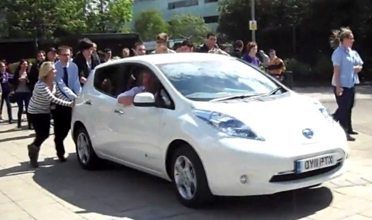 Clarkson Nissan Leafis ja kohalikud elanikud autot lükkamas