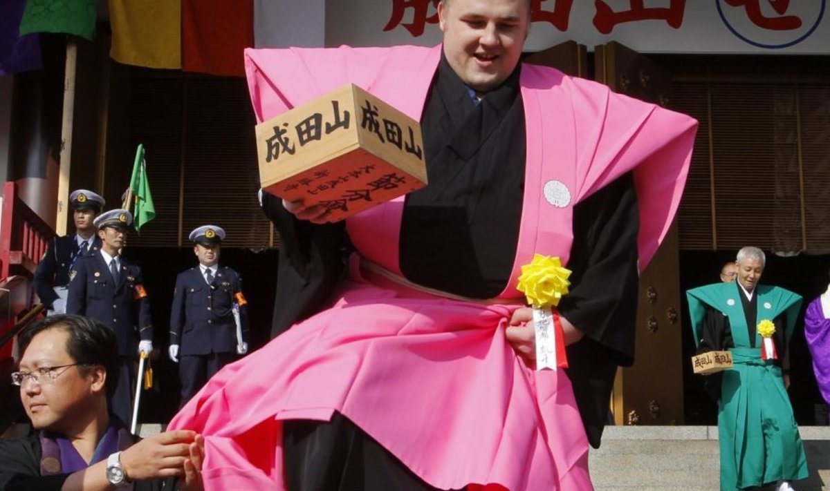 Sumo wrestler junior champion Baruto from Estonia arrives to take part in a bean-throwing ceremony at the Naritasan Shinshoji Buddhist temple in Narita, east of Tokyo, Wednesday, Feb. 3, 2010.  A ritual of the bean-throwing ceremony believed to bring good luck was performed to mark the beginning of the spring in the Lunar calendar. (AP Photo/Itsuo Inouye) / SCANPIX Code: 436