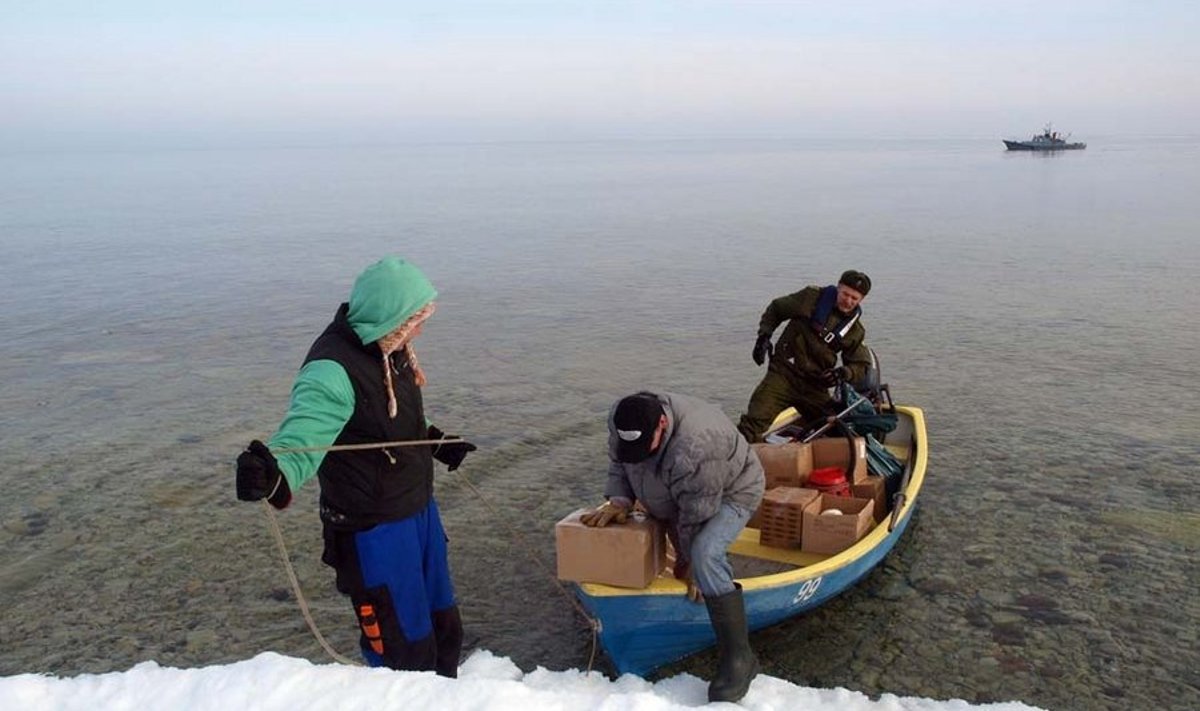 Kaup jääle, sealt paati.  Eelmisel aastal, kui jääpiir oli kaugemal, veeti mööda jääd laevalt saarele loomade sööt.
