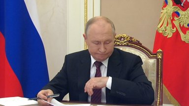 Правда ли на видео показано, как Путин забыл, на какой руке носит часы?
