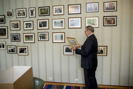 Mälusein Toomas Hendrik Ilvese kabinetis. Ajalugu täis fotoseinast saab omakorda ajalugu.