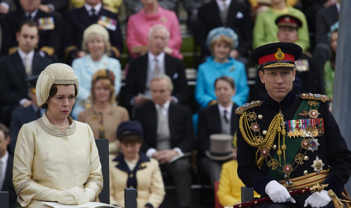 KOHUSTUS KROONI EES: Kuninganna Elizabeth II (Olivia Colman) ja tema abikaasa, Edinburghi hertsog prints Philip (Tobias Menzies) 1969. aasta 1. juulil Walesis toimunud tseremoonial, kus nende pojast Charlesist sai ametlikult Walesi prints, Briti troonipärija.