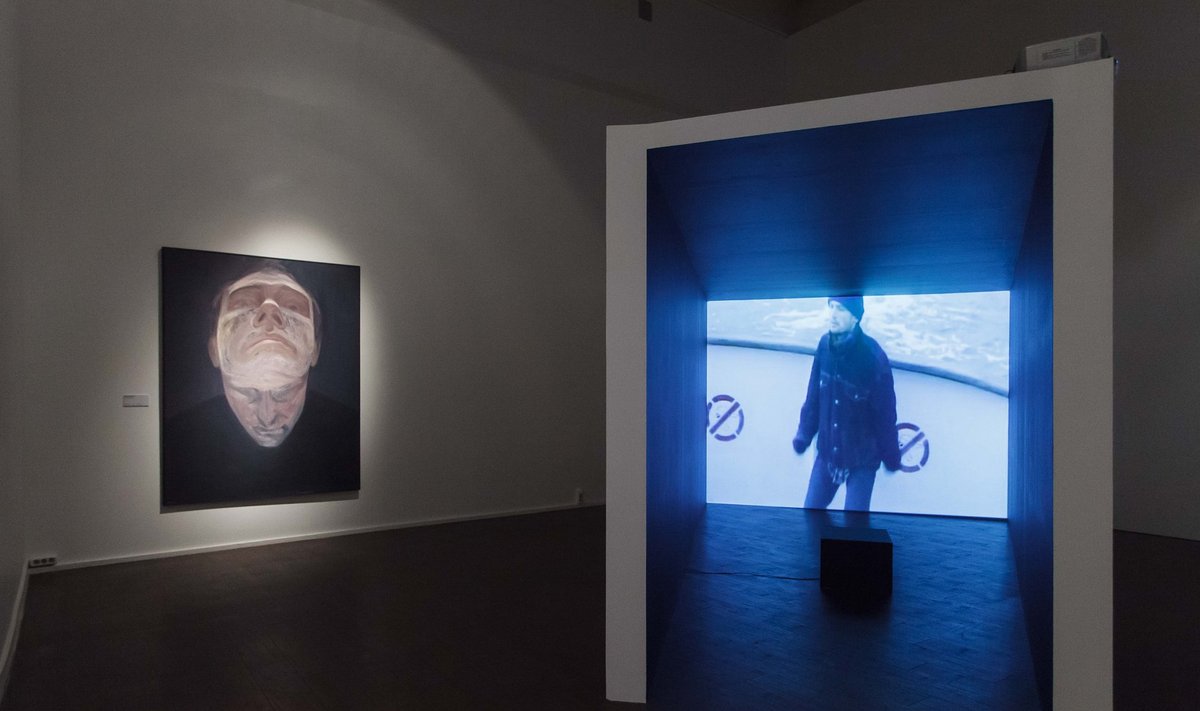 MUUDAB ISIKLIKU ÜLDISEKS: Üks Jaan Toomiku tuntumaid videoid „Tantsides koju“ (1995, vasakul) ja näide tema maaliloomingust – „Autoportree“ aastast 2000.