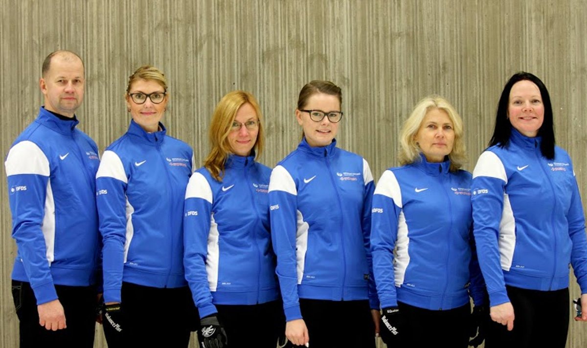 Fotol vasakult paremale: peatreener Erkki Lill, kapten Maile Mölder, Kristiine Lill, Triin Madisson, Küllike Ustav ja Lembe Marley.