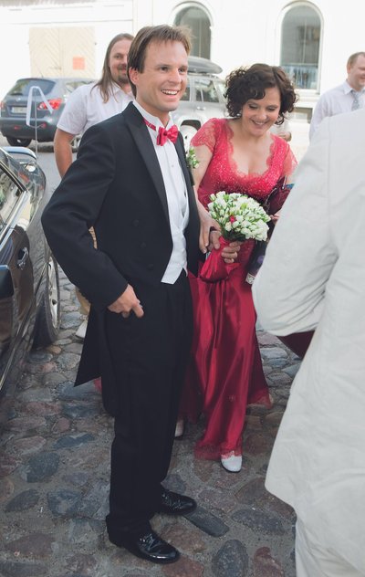 7. JUUNI 2009 Alo ja Hele abielu sõlmiti nende kodumaja lävel, pulmapidu peeti näitlejate paari teises kodus – Linnateatris.