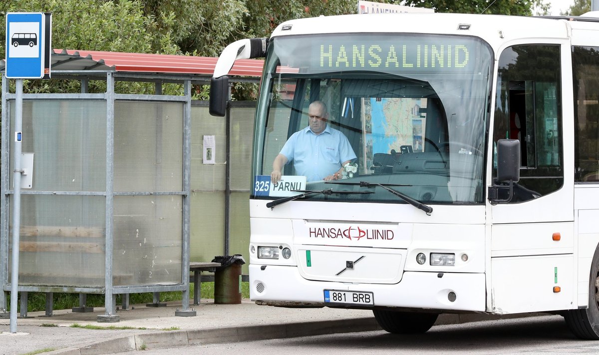 Pärnu-Virtsu vahet sõitnud bussi juht tunnistas, et esialgu on uus süsteem segane, ent nentis, et niiviisi on iga uue asjaga.