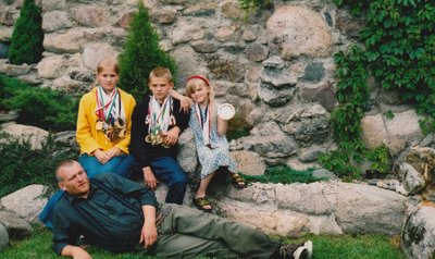 Aasta 2003. Epp, Siim ja Tuule, ees lamaskleb isa Riho. Norra sõbrad palusid sportlikul perel medalitega poseerida.