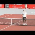 VIDEO: Kuidas õnnitleda hiiglasekasvu tennisisti? Tooliga!