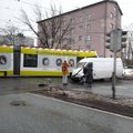 ДТП в Таллинне: неподалеку от Т1 фургон столкнулся с трамваем