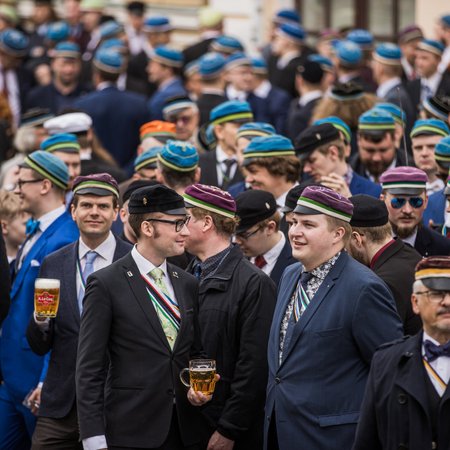 FOTOD | Tudengid on võtnud kogu Tartu oma võimu alla: toimus traditsiooniline volbri rongkäik