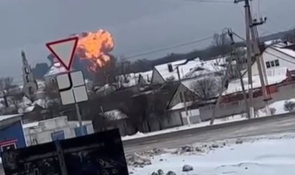 Kaader videost, millel on näha Il-76 allakukkumine Belgorodi oblasti kohal.