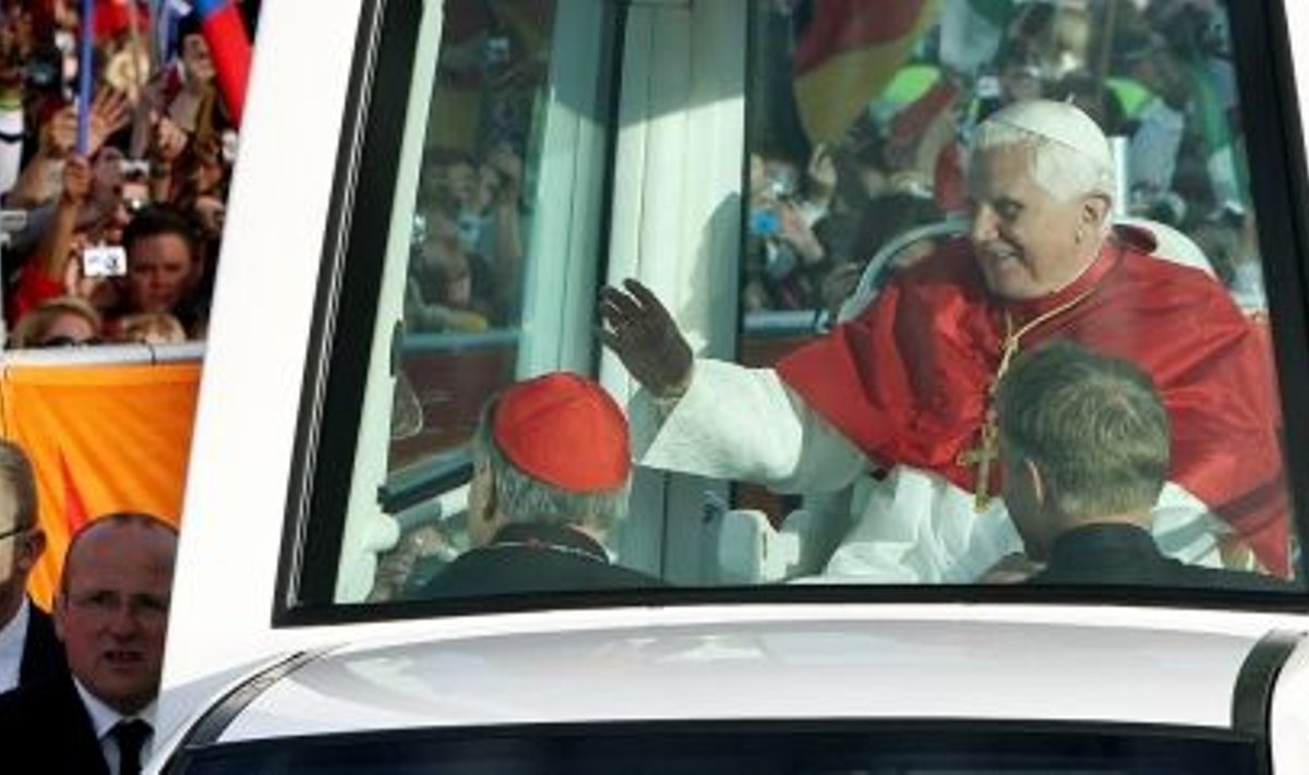Paavst Benedictus XVI oma papamobilis