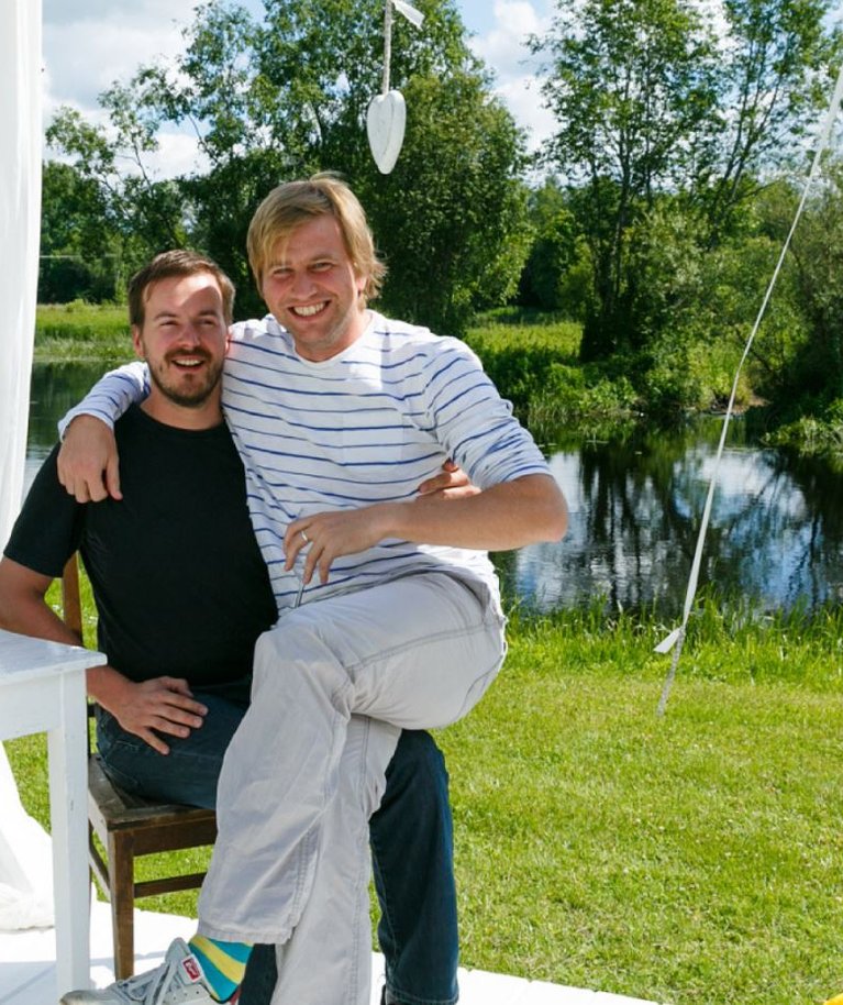 Taavet Hinrikus (vasakul) ja Kristo Käärmann võivad rahul olla. Nende kümme aastat tagasi loodud firma väärtuseks prognoositakse veidi üle 10,5 miljardi euro. Seda sõprade/tulevaste äripartnerite lõbusat fotojäädvustust jagas Wise sotsiaalmeedias kui tähistati Wise'i 10. tegutsemisaastat.