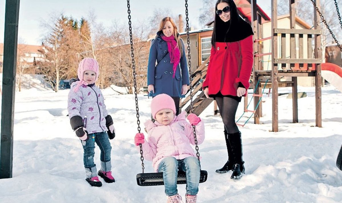 Õed Helen (paremal) ja Kati Sorts soovivad, et nende tütred Grithel (kiigel) ja Natali õpiksid võimalikult varakult vene keelt. Foto: Ilmar Saabas
