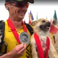 VIDEO: Tõeline tšempion! Maratonijooksja adopteerib hulkuva koera, kes jooksis mitu päeva tema seltsis läbi Gobi kõrbe