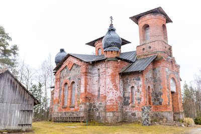 KILES KUPLID: Maaritsa küla vana kirik.