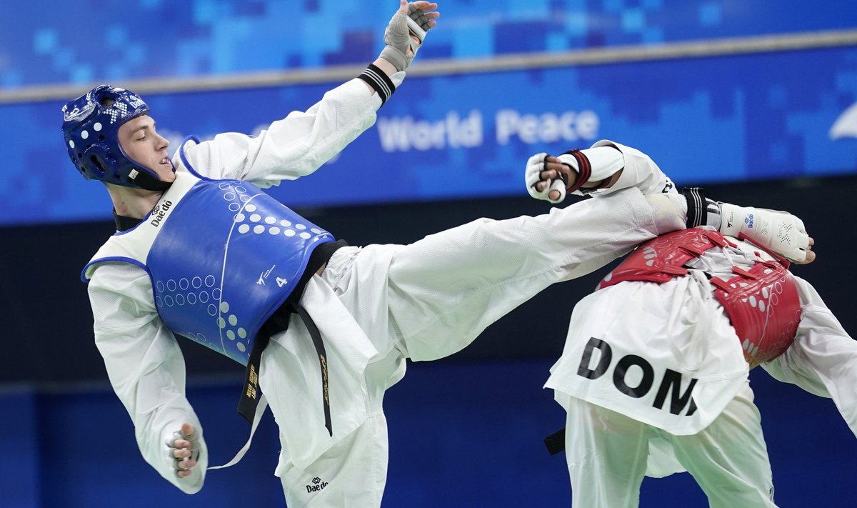 Venemaa (sinises) sportlased naasevad rahvusvahelistele taekwondo võistlustele.